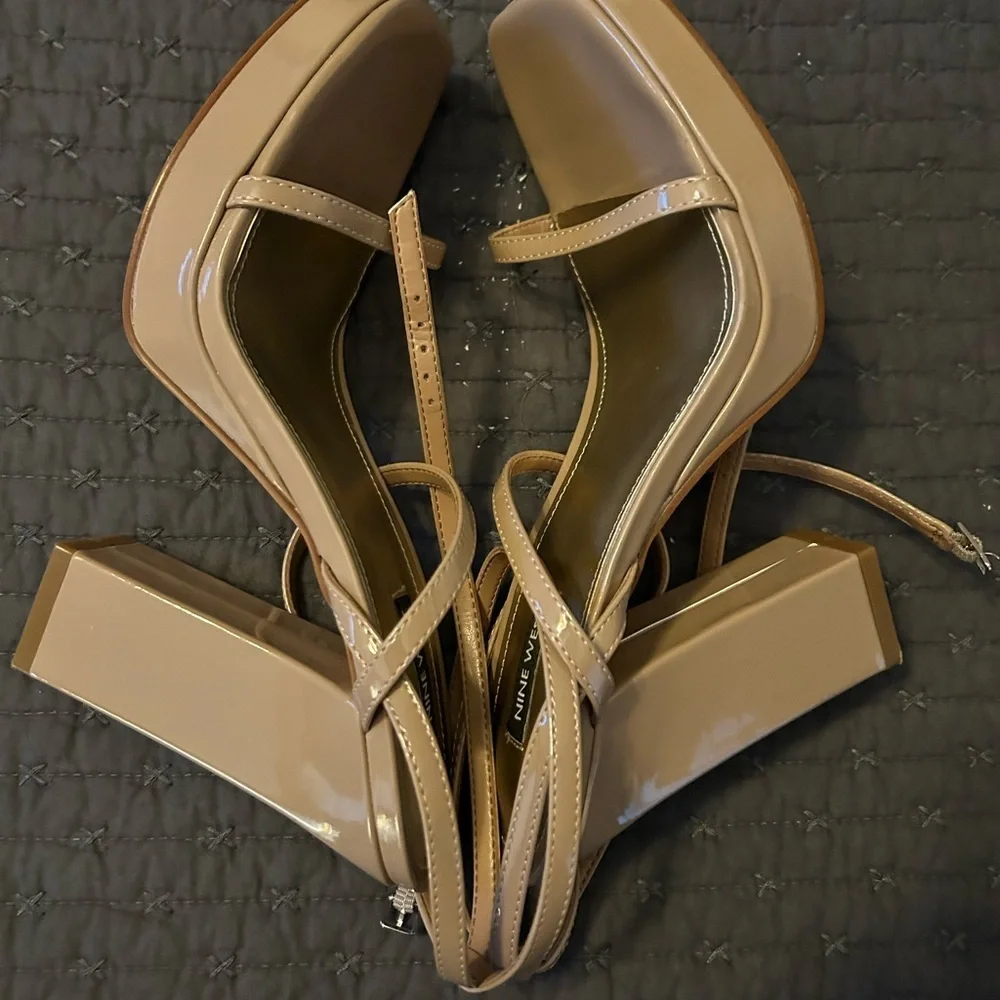 Nine West Women’s Benz Strappy Platform Sandals. Nude  Size 10